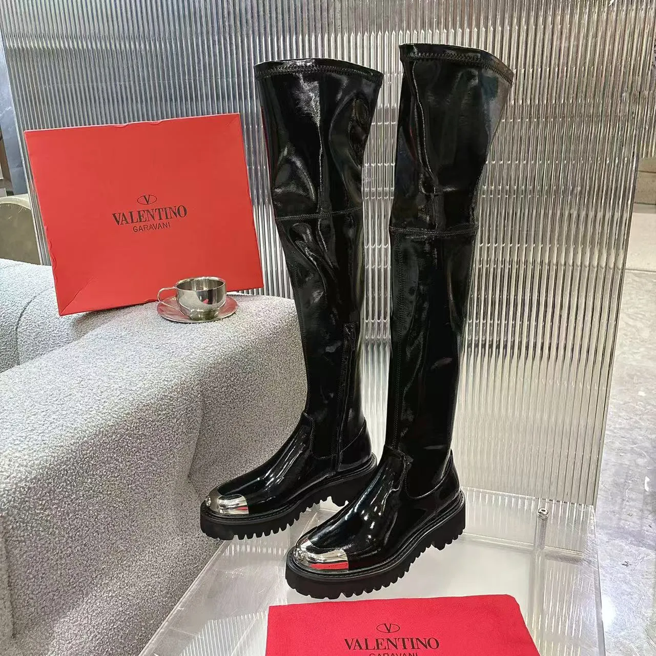 👟👟Ex-factory price 740👟👟 2026𝑉𝐴𝐿𝐸𝑁𝑇𝐼𝑁𝑂 Valentino ♡ͥ | 💫Purchase level🔍 Classic Valentino’s special textured hardware brings out a full sense of luxury After putting it on my feet, I was shocked that my feet looked slimmer! The new season lives up to expectations! Worth buying ❥The original method is absolutely sentimental ❥Elegant style creates a different feeling🙈 Simple temperament style!  ♡ show bdetails ———————————— ⊿▸: Code number | 35-40 (41. Customized) ⊿▸: Material | Patent leather + stretch patent leather ⊿▸: Lining | Sheepskin ⊿▸: Code number 35-40 (41. Customized)